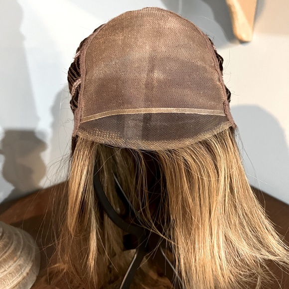 Raquel Welch Spotlight Wig - Picture 4 of 5